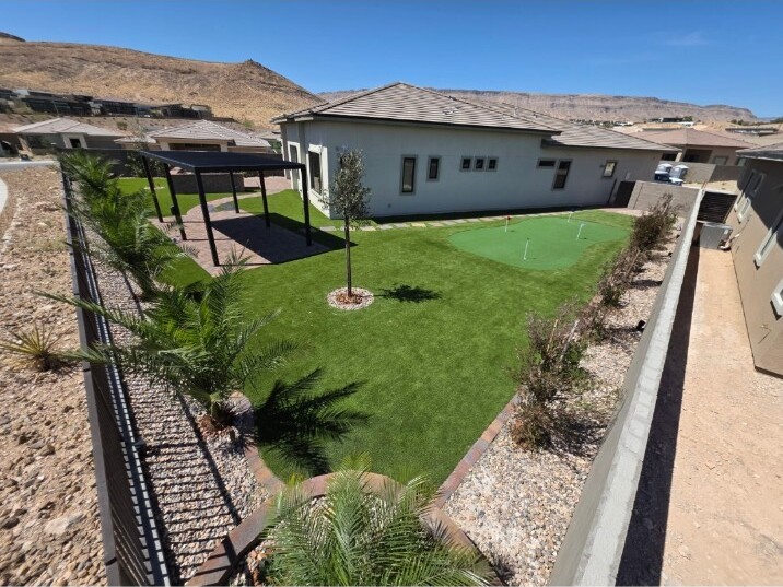 Finished synthetic grass yard and custom putting green in Las Vegas